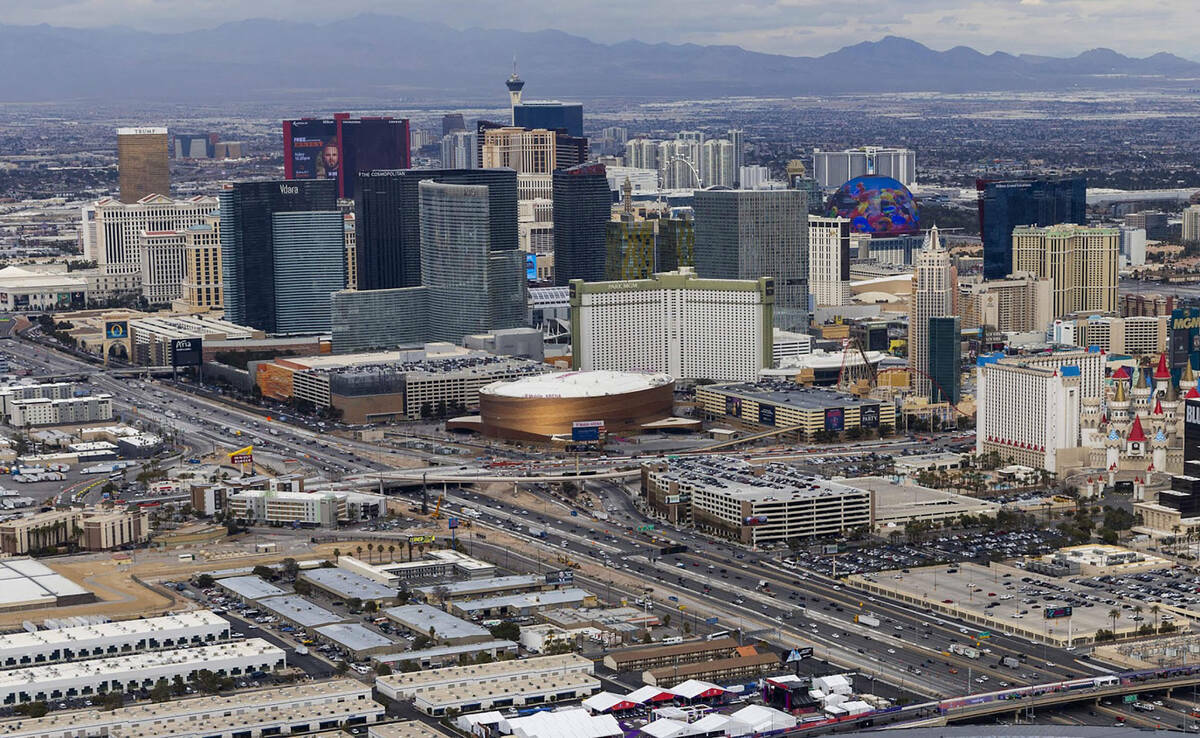 Vista aérea del Strip de Las Vegas mientras el Allegiant Stadium y la ciudad se preparaban par ...