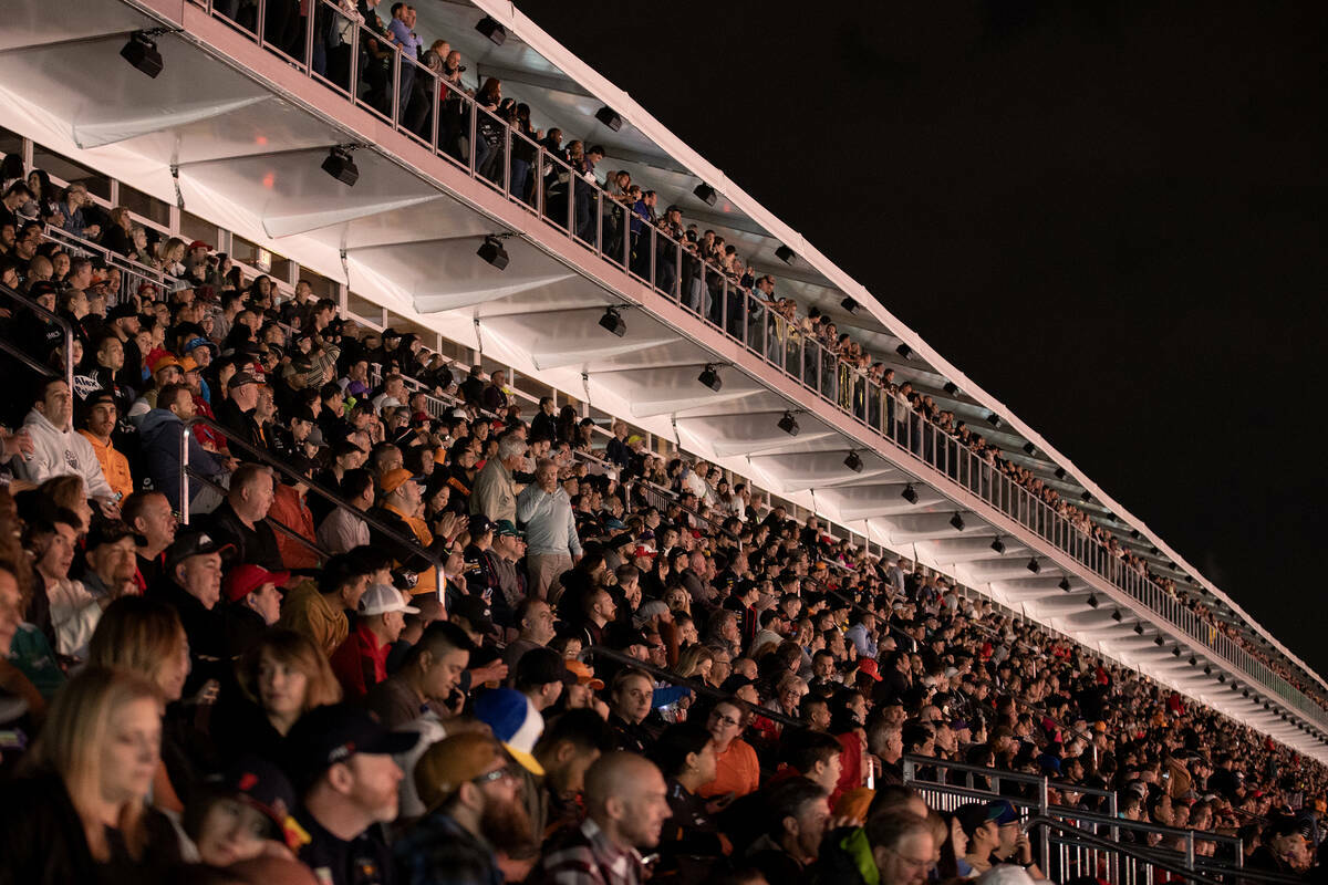 Fanáticos ven la primera práctica de la carrera automovilística del Gran Premio de Las Vegas ...