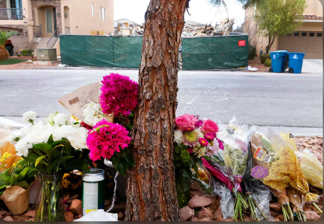 Un memorial improvisado se ve frente a una casa ahora casi demolida que se quemó hasta los cim ...