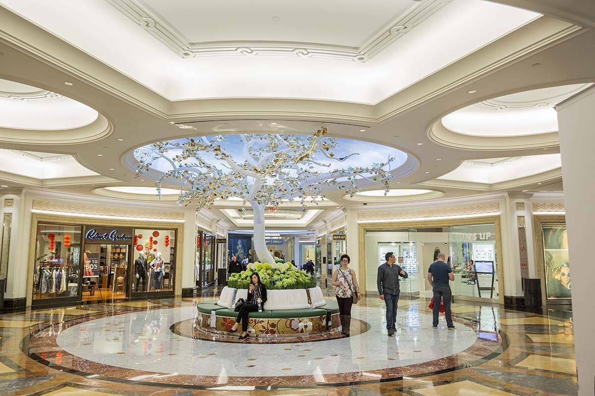 ARCHIVO - Personas pasan por el recién renovado Grand Canal Shoppes, en Las Vegas, el viernes ...