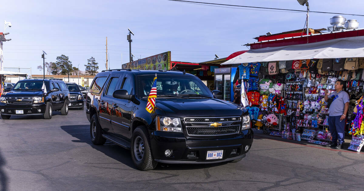 La caravana de la vicepresidenta Kamala Harris hace una parada para charlar con la gente en Bro ...