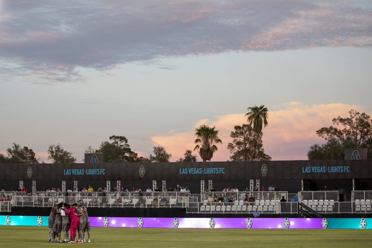 Jugadores de Las Vegas Lights FC se reúnen antes de un partido contra el Detroit City FC en el ...