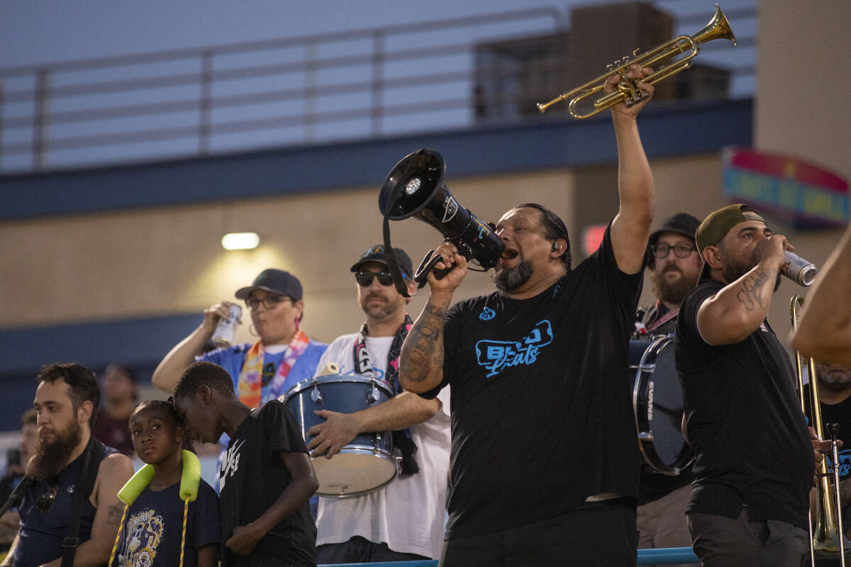 Aficionados de Las Vegas Lights FC cantan y tocan instrumentos durante un partido contra el Det ...