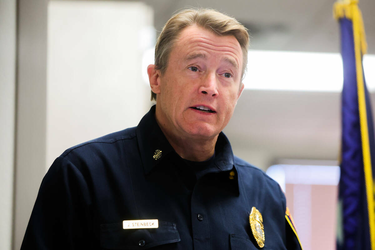 El jefe de Bomberos del Condado Clark, John Steinbeck, habla con los medios en la Estación de ...