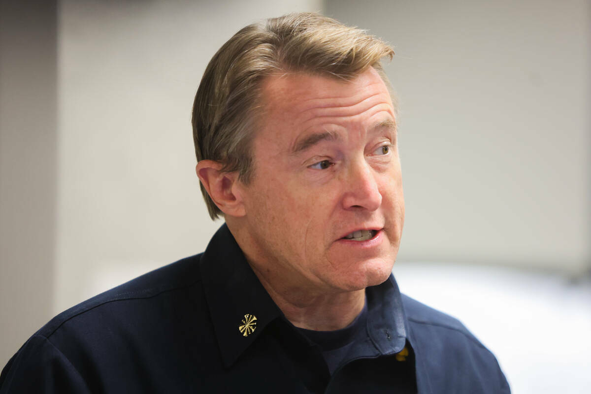 El jefe de Bomberos del Condado Clark, John Steinbeck, habla con los medios en la Estación de ...