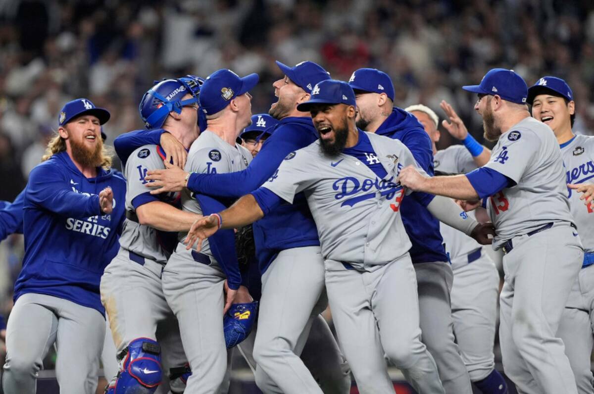 Los Angeles Dodgers celebran su victoria contra los New York Yankees en el Juego 5 para ganar l ...