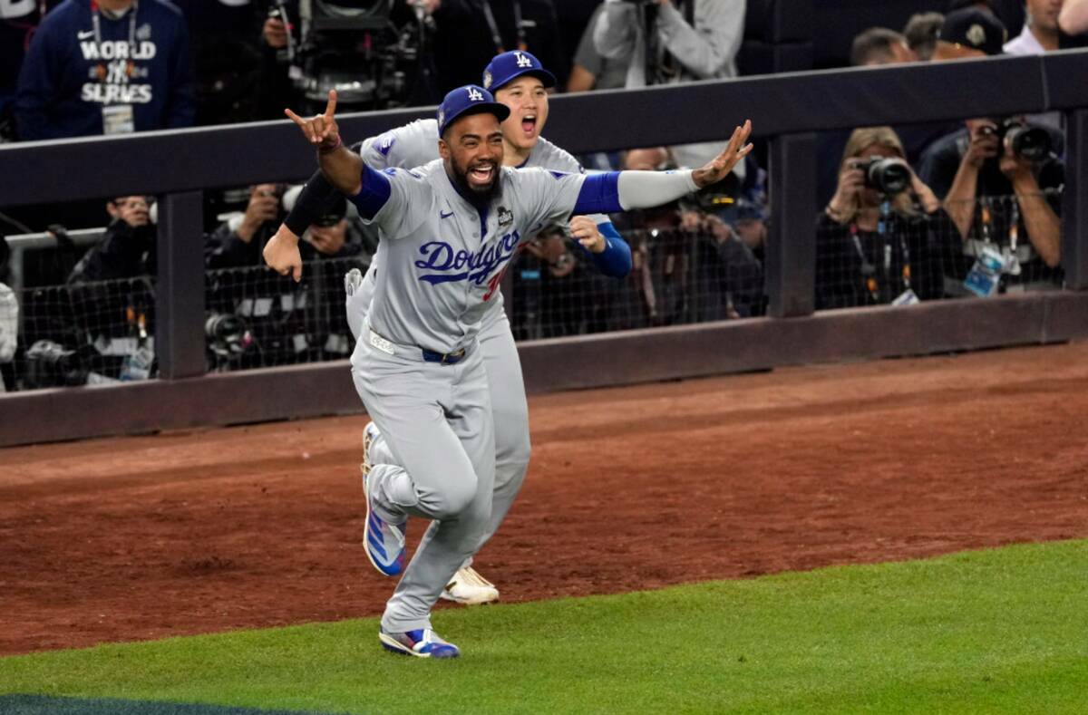 Teoscar Hernández (37) y Shohei Ohtani, de Los Angeles Dodgers, celebran después de que los D ...