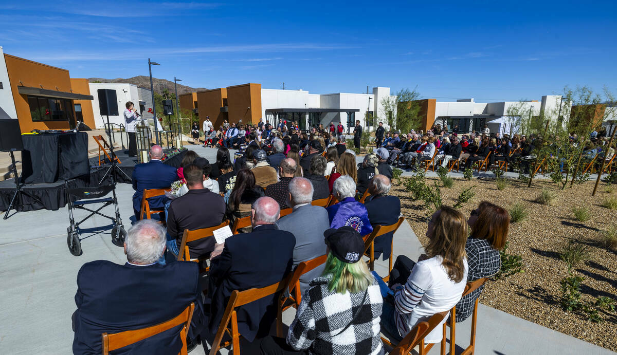 La senadora Catherine Cortez Masto habla durante la gran inauguración del Healing Center de St ...