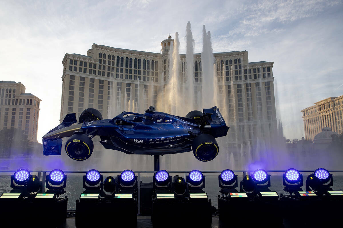 Un modelo de auto de Fórmula 1 se exhibe en el Bellagio Fountain Club antes del Gran Premio de ...