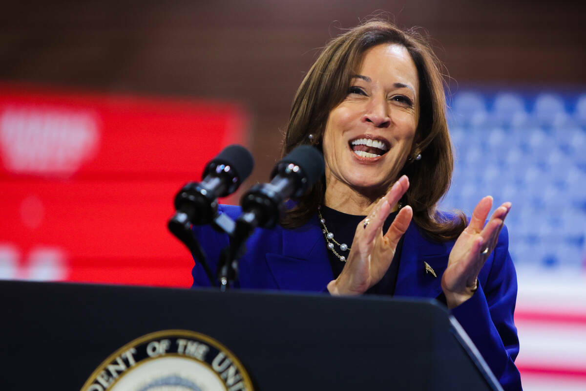 La candidata presidencial demócrata, la vicepresidenta Kamala Harris, habla durante un mitin d ...