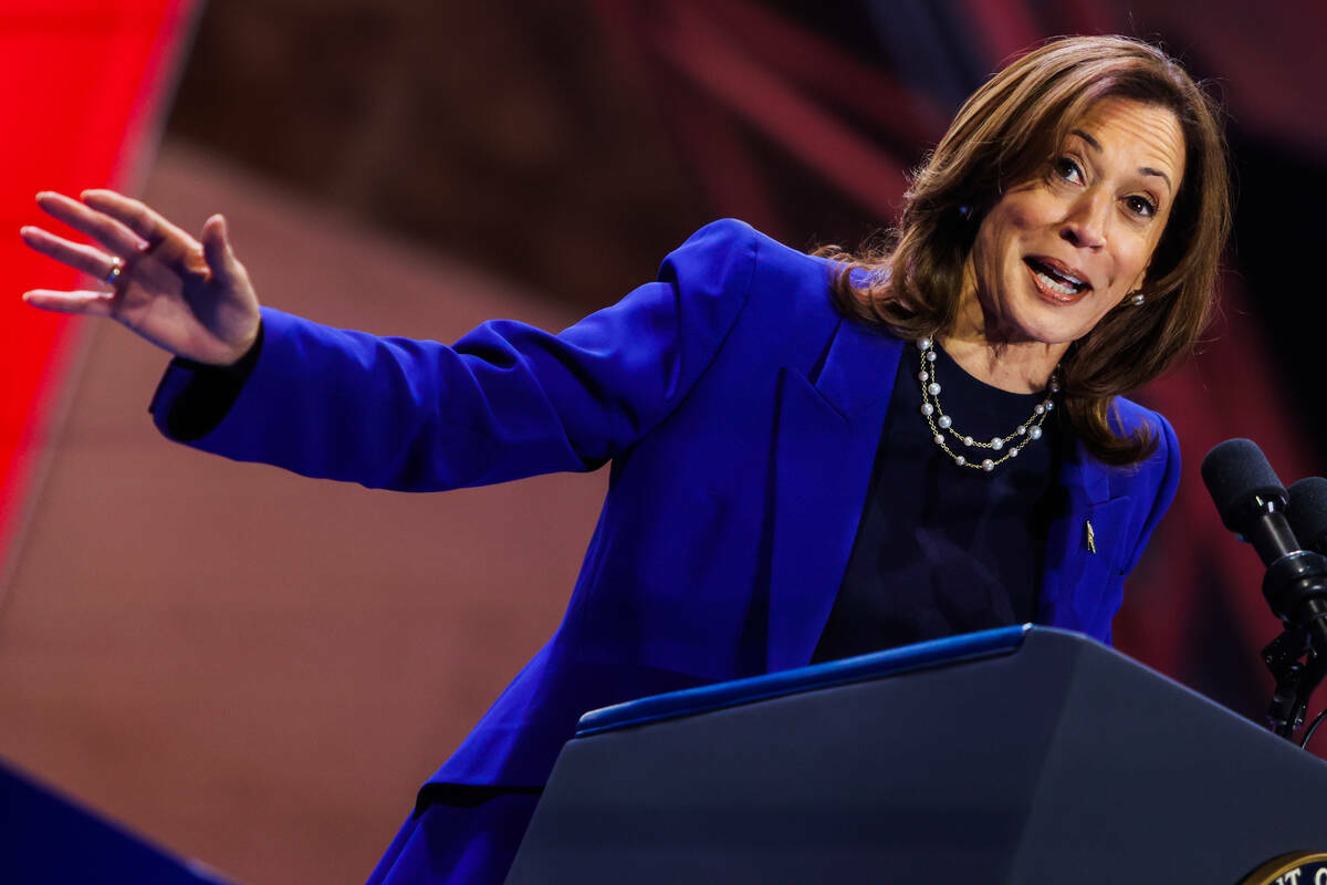 La candidata presidencial demócrata, la vicepresidenta Kamala Harris, habla durante un mitin d ...