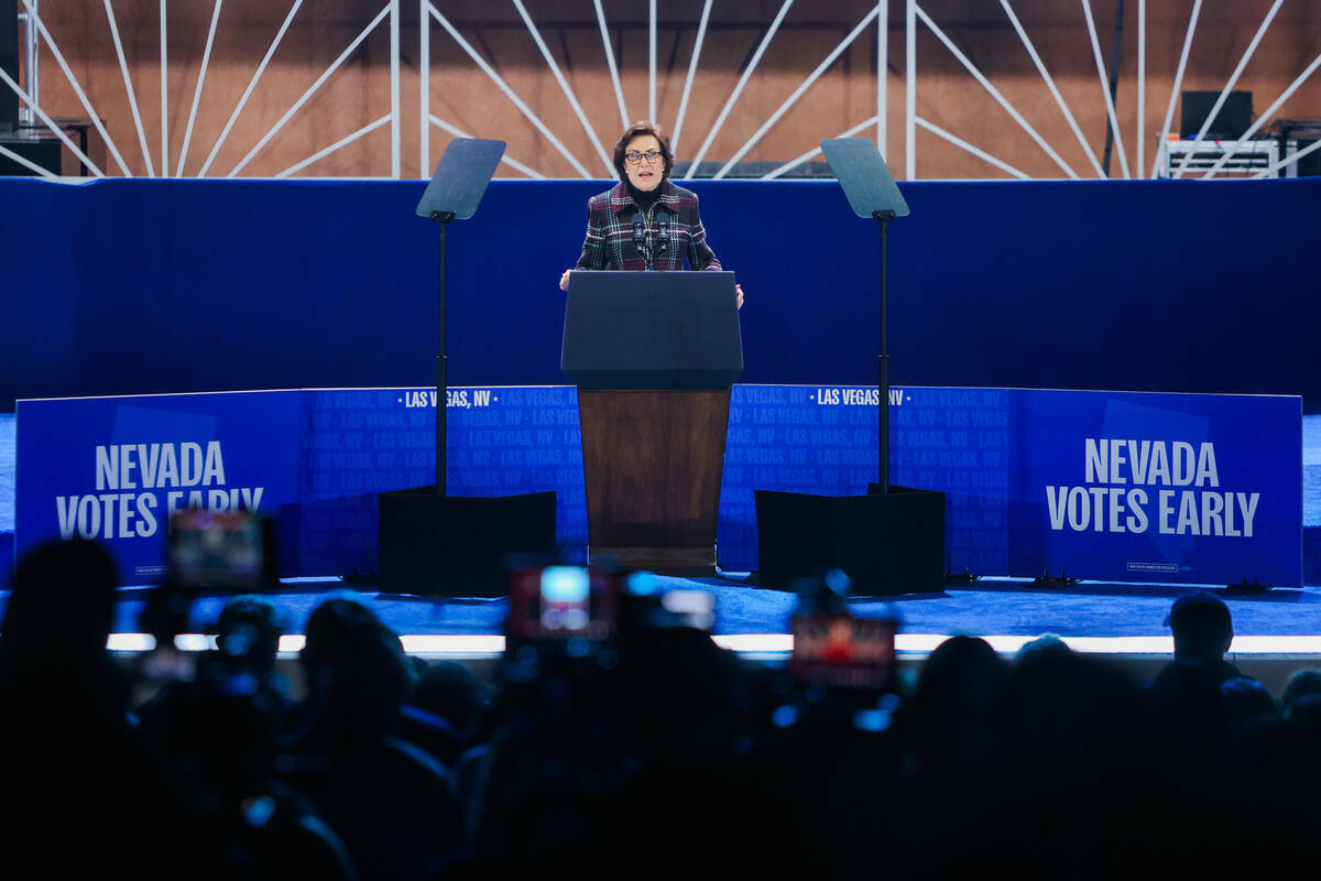 La senadora estadounidense Jacky Rosen, demócrata de Nevada, habla durante un mitin de campañ ...