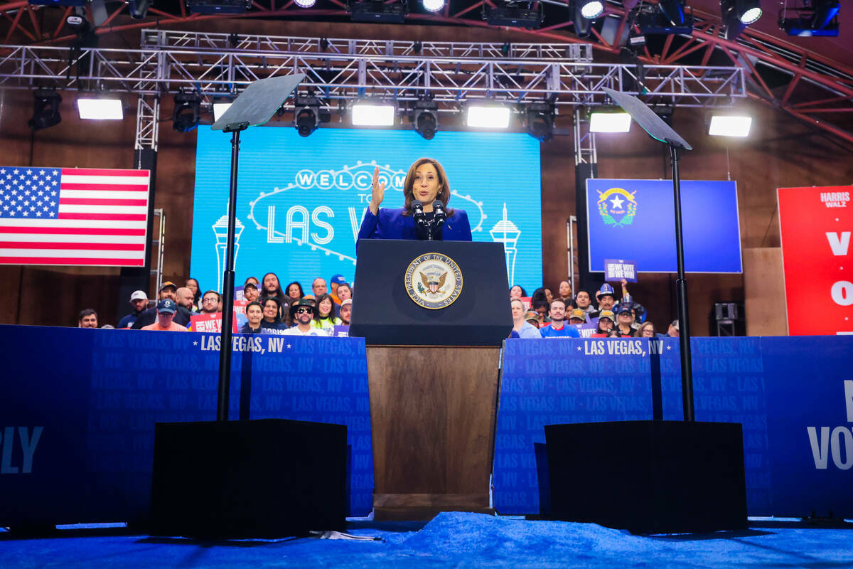 La candidata presidencial demócrata, la vicepresidenta Kamala Harris, habla durante un mitin d ...