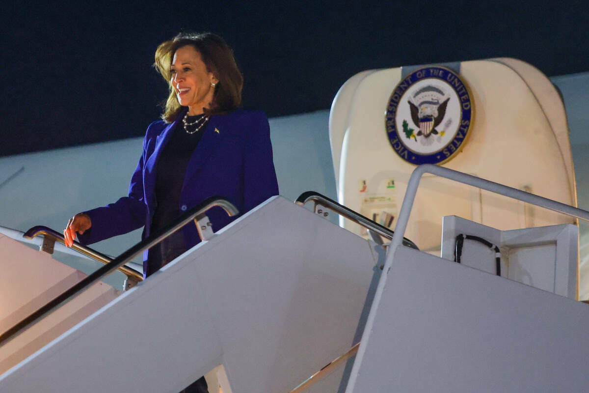 La candidata presidencial demócrata, la vicepresidenta Kamala Harris, llega al Aeropuerto Inte ...