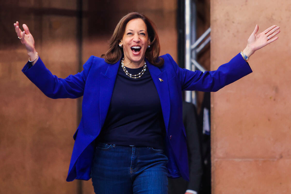 La candidata presidencial demócrata, la vicepresidenta Kamala Harris, habla durante un mitin d ...