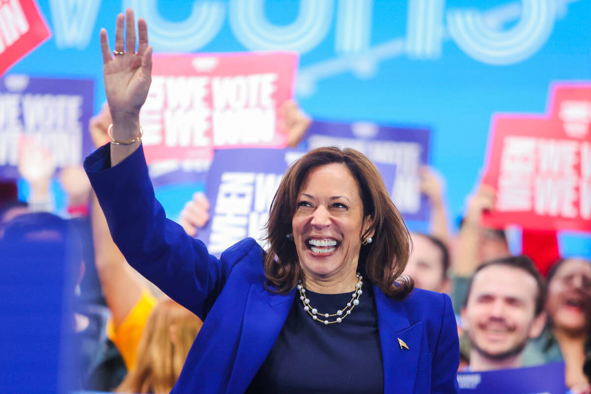 La candidata presidencial demócrata, la vicepresidenta Kamala Harris, habla durante un mitin d ...