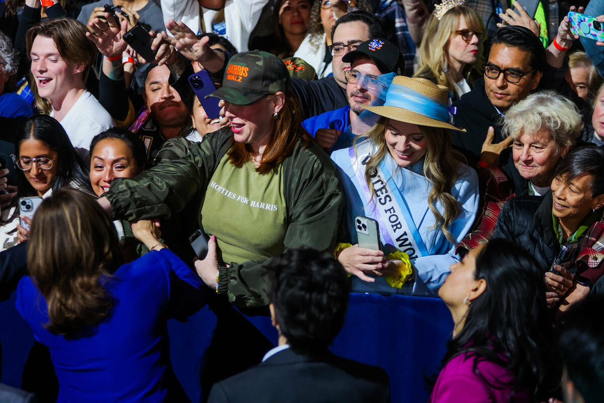 Partidarios de la candidata presidencial demócrata, la vicepresidenta Kamala Harris, la saluda ...