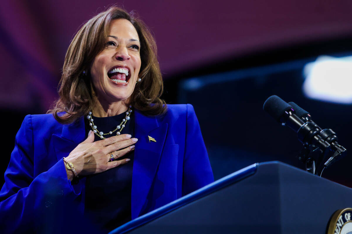 La candidata presidencial demócrata, la vicepresidenta Kamala Harris, habla durante un mitin d ...