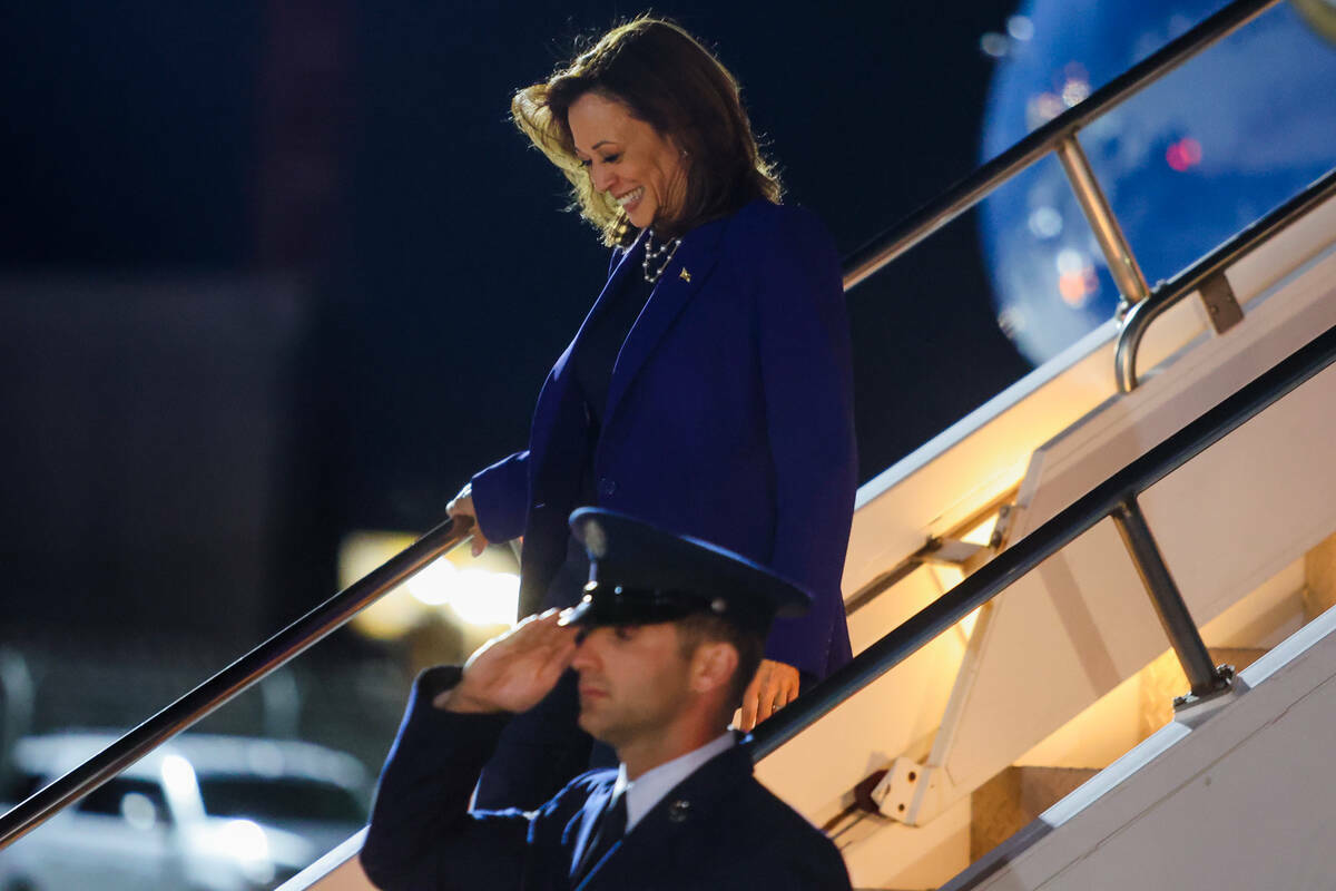 La candidata presidencial demócrata, la vicepresidenta Kamala Harris, llega al Aeropuerto Inte ...