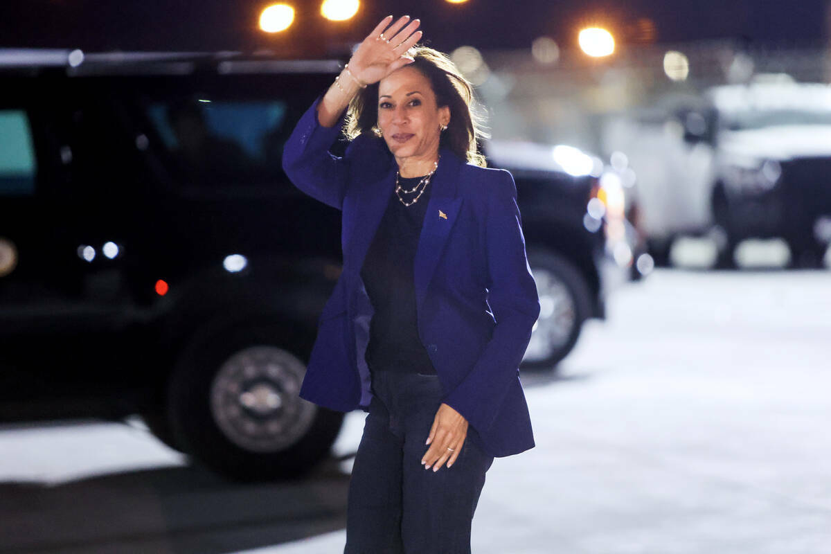 La candidata presidencial demócrata, la vicepresidenta Kamala Harris, llega al Aeropuerto Inte ...