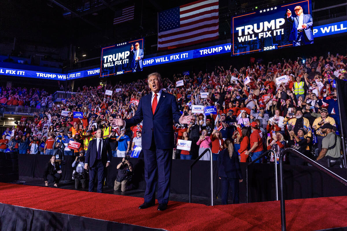 El expresidente Donald Trump llega para hablar mientras sus partidarios le dan una sonora bienv ...