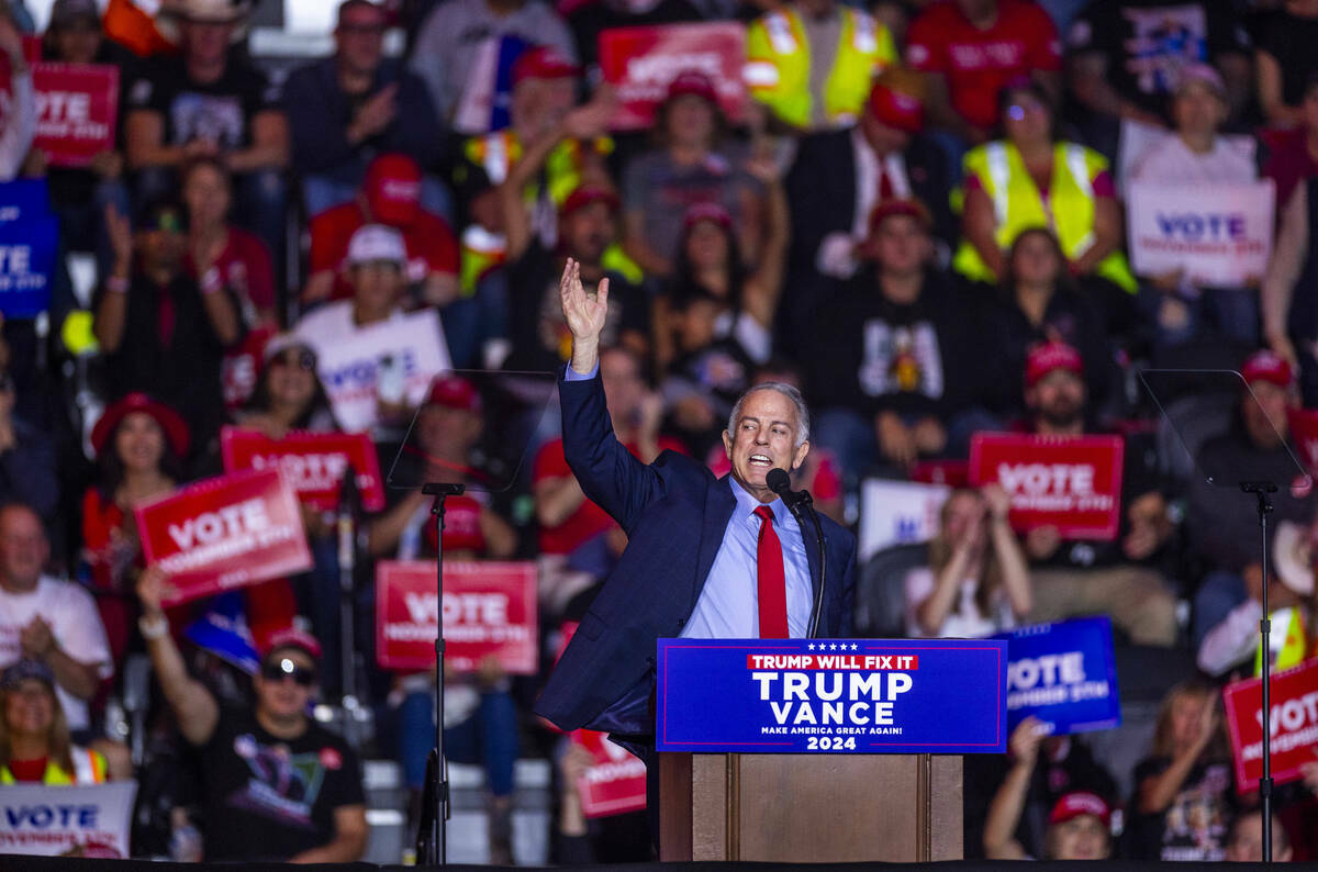 El gobernador de Nevada, Joe Lombardo, habla a la multitud antes de que llegue el expresidente ...