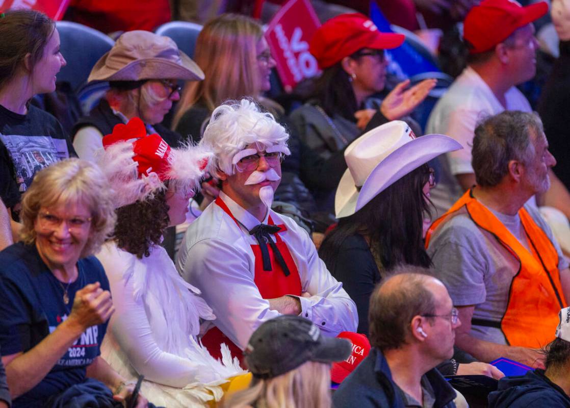 Partidarios se preparan en sus asientos antes de que llegue el expresidente Donald Trump durant ...