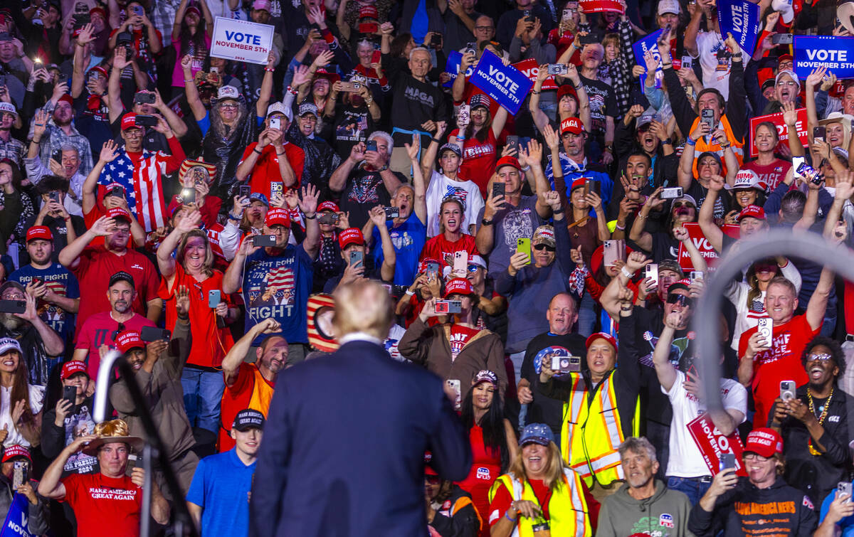 El expresidente Donald Trump llega para hablar mientras sus partidarios le dan una sonora bienv ...