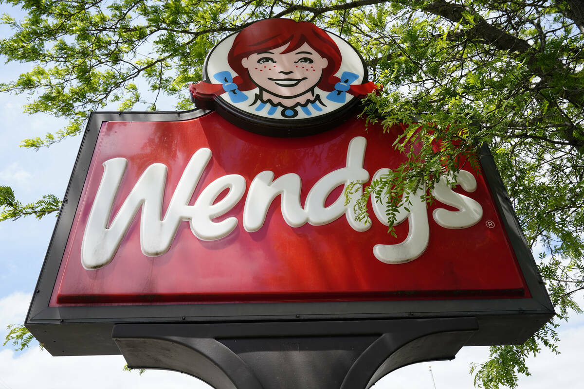 ARCHIVO - Un letrero de un restaurante Wendy's en Brookhaven, Pensilvania, el 10 de mayo de 202 ...