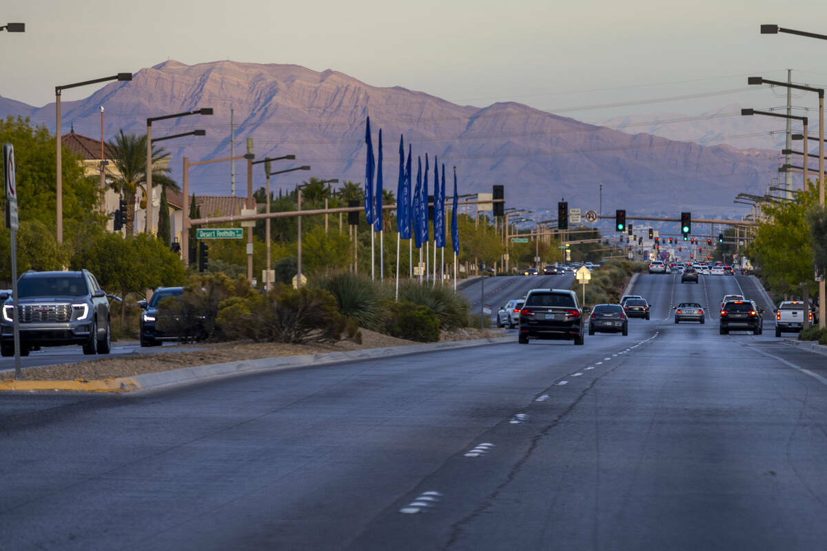 W. Charleston Boulevard en dirección este, cerca de Desert Foothills Drive, visto el sábado 2 ...