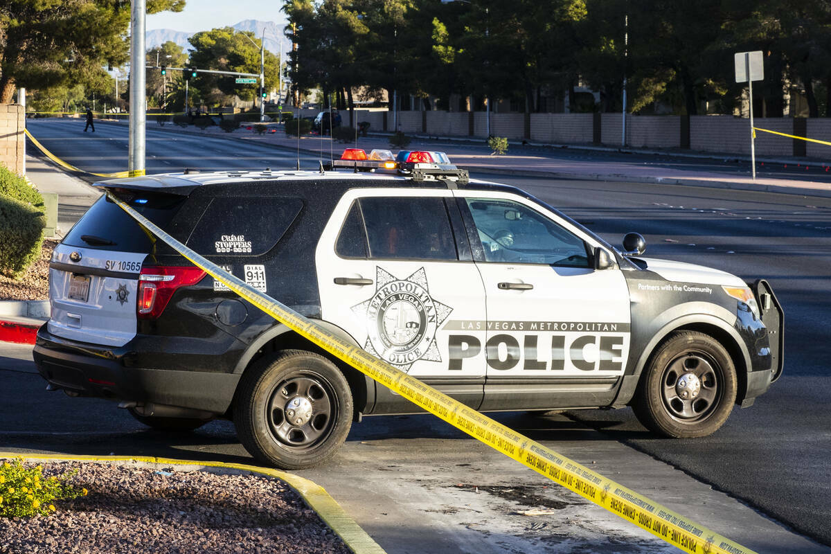 Un vehículo del Departamento de Policía Metropolitana de Las Vegas es visto cerca de South Ra ...