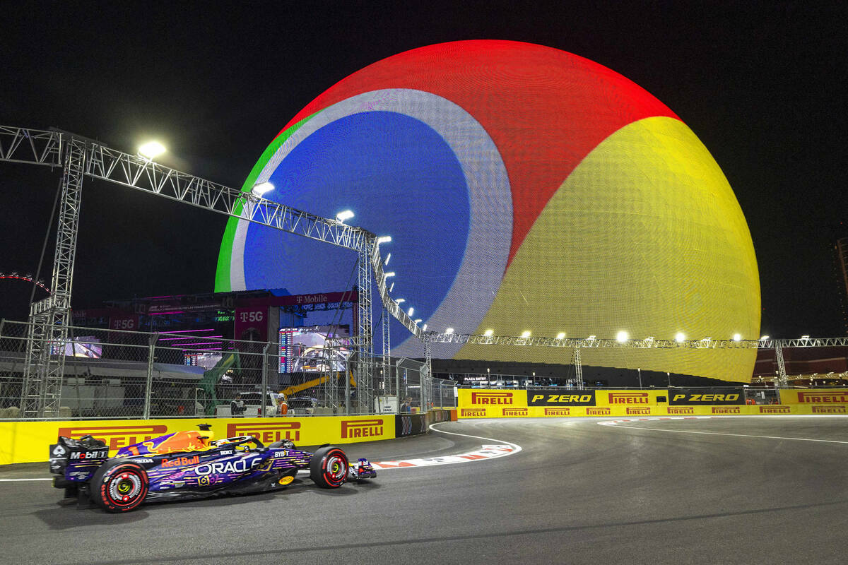 El piloto de Red Bull Racing Max Verstappen dobla una esquina alrededor de la MSG Sphere durant ...