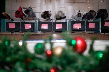 La gente vota en un centro comercial el martes 5 de noviembre de 2024 en Las Vegas. (John Loche ...