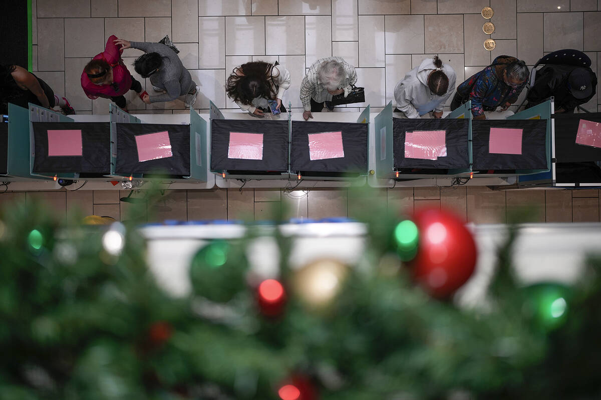 La gente vota en un centro comercial el martes 5 de noviembre de 2024 en Las Vegas. (John Loche ...