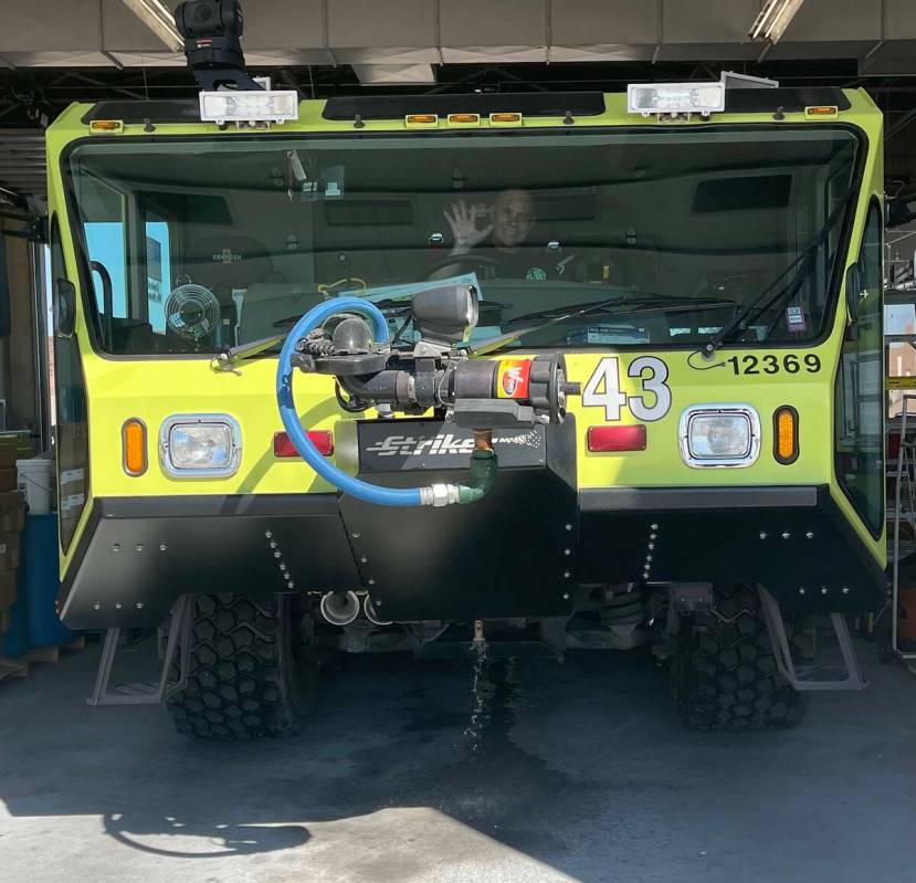 Un camión de extinción de incendios de rescate aéreo en la Estación 13 ubicada en la pista ...