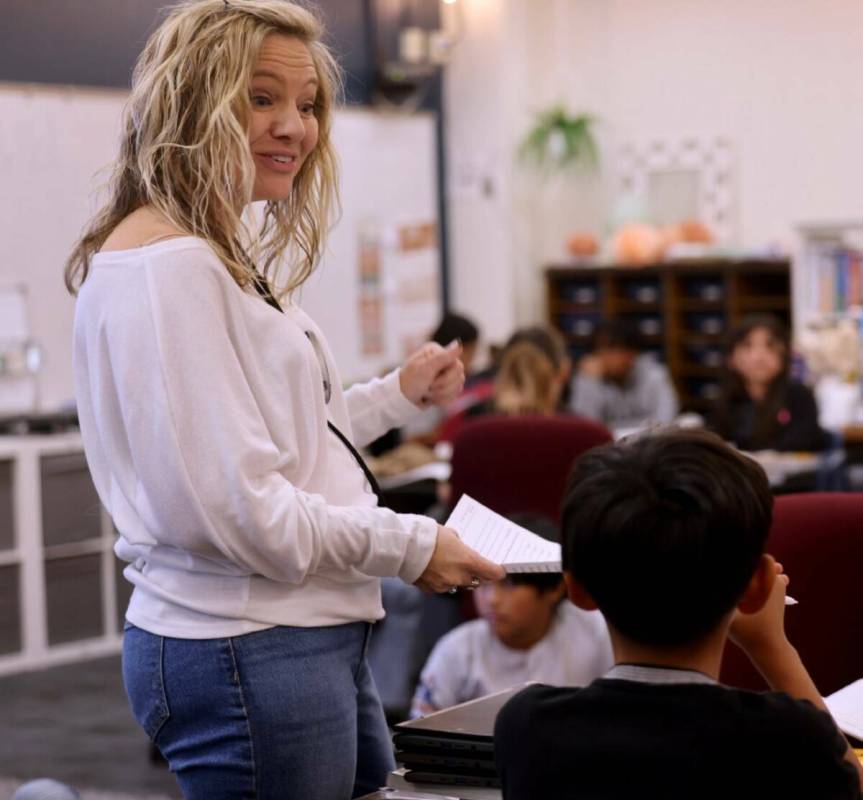 La maestra de 5º grado de Lee Antonello Elementary School Nicole Martin habla con su clase en ...