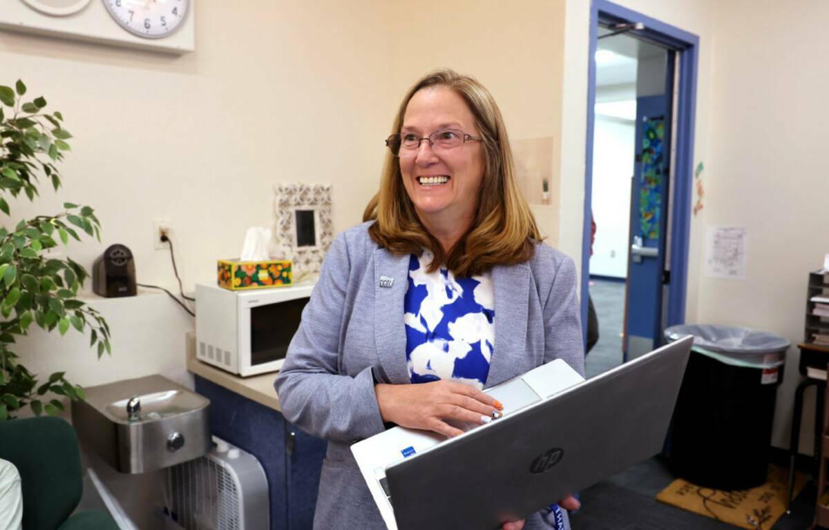 La directora de Lee Antonello Elementary School, Kathi Rozek, pasa por el aula de la maestra Ni ...