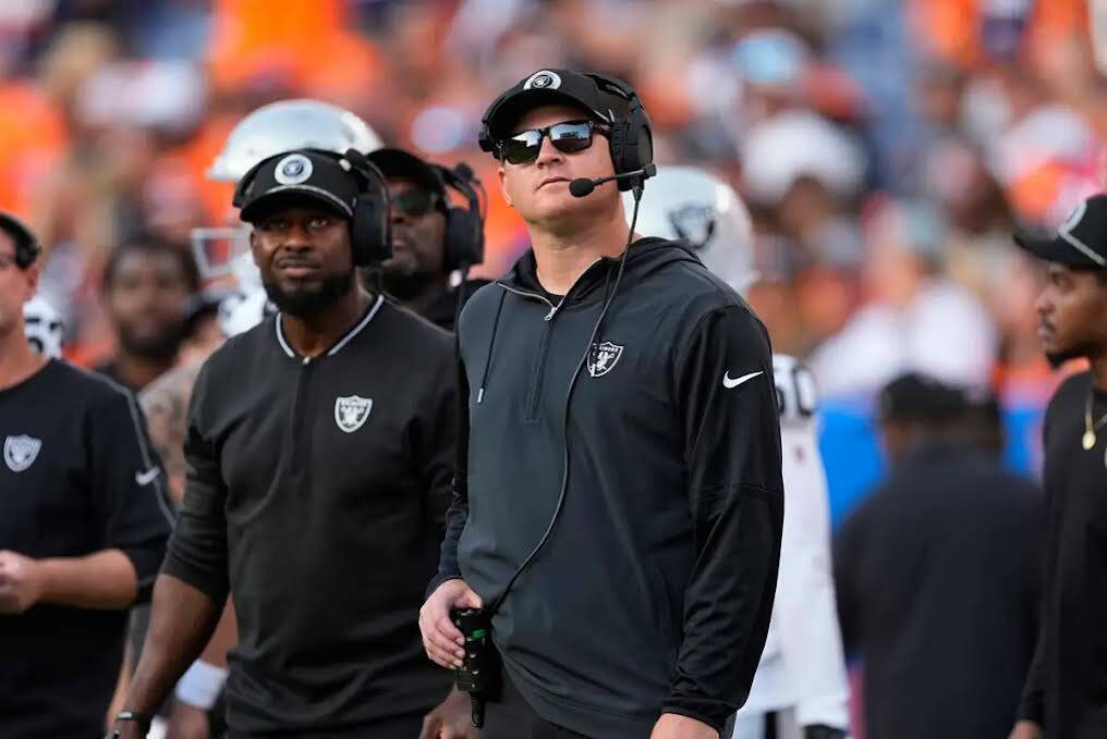 El coordinador ofensivo de los Raiders, Luke Getsy, durante la segunda mitad de un partido de l ...