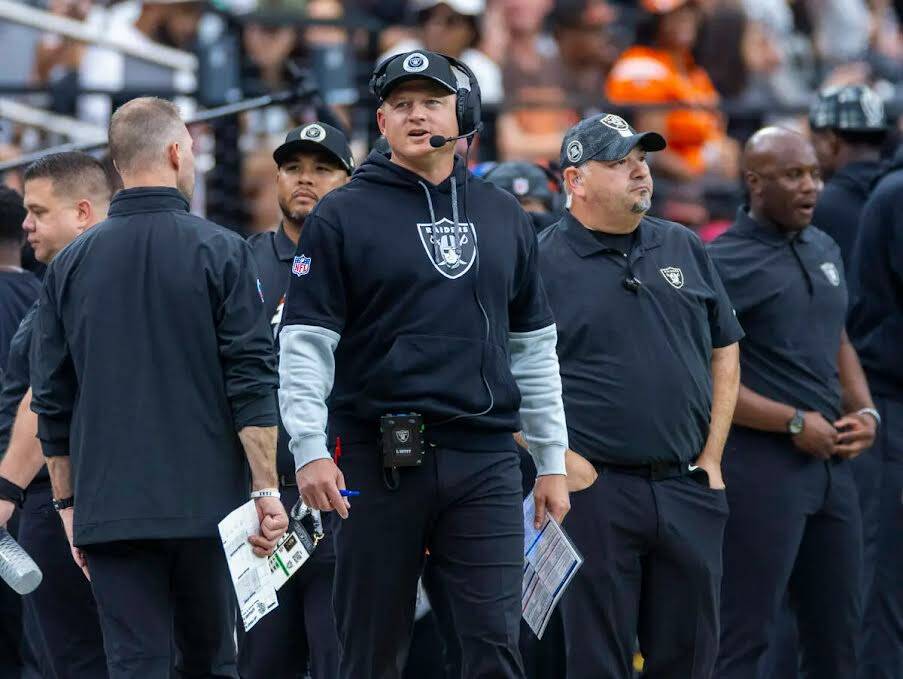 El coordinador ofensivo de los Raiders, Luke Getsy, trabaja en la línea lateral durante el pri ...