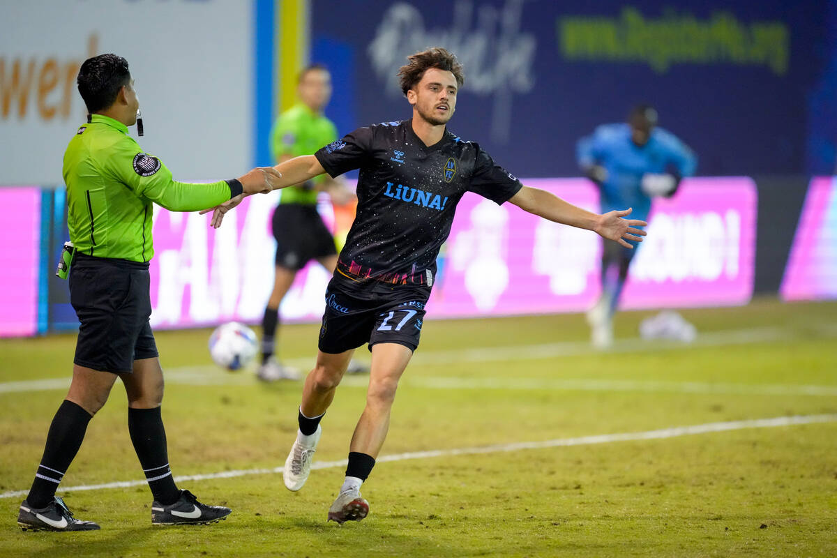 Valentin Noël celebra el gol que le dio la victoria a los Lights en los cuartos de final de la ...