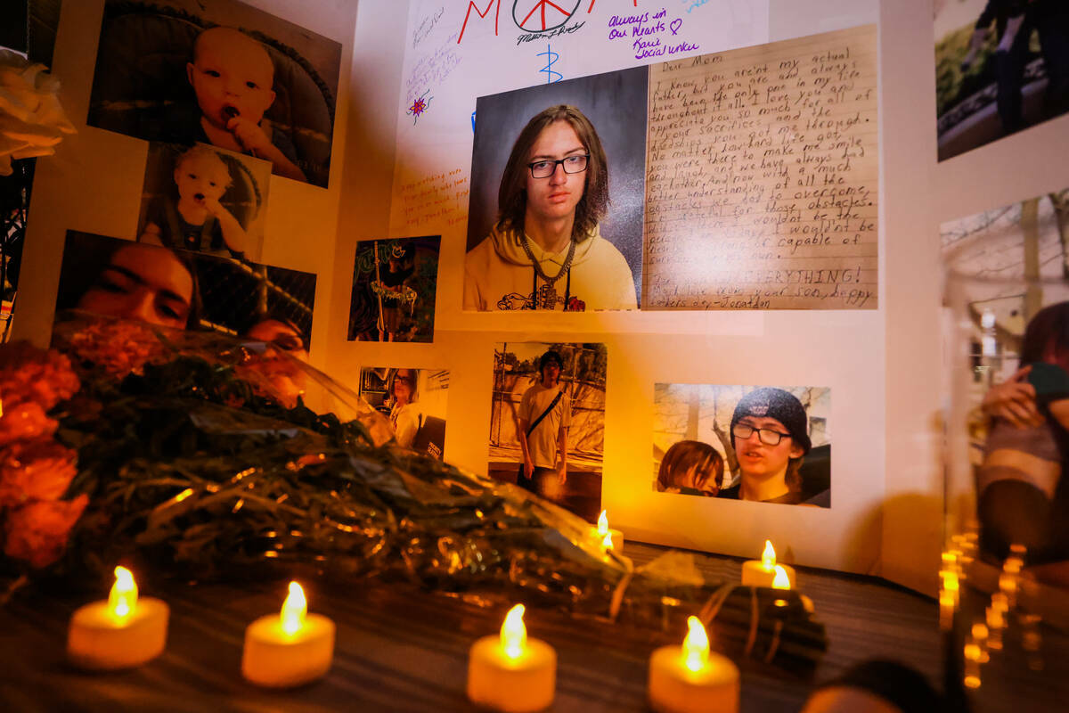 Flores y velas colocadas en recuerdo de Jonathan Lewis, de 17 años, en el primer aniversario d ...