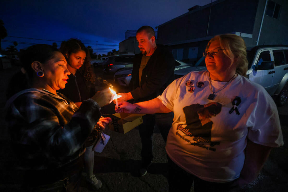 Lori Judd, a la derecha, ayuda a encender velas para los dolientes durante una vigilia por Jona ...