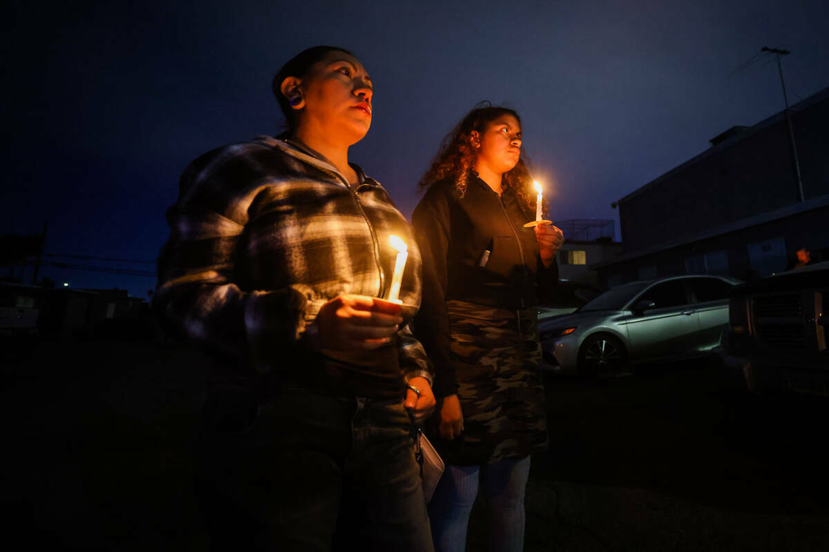 Dolientes sostienen velas durante una vigilia por Jonathan Lewis, de 17 años, en el primer ani ...