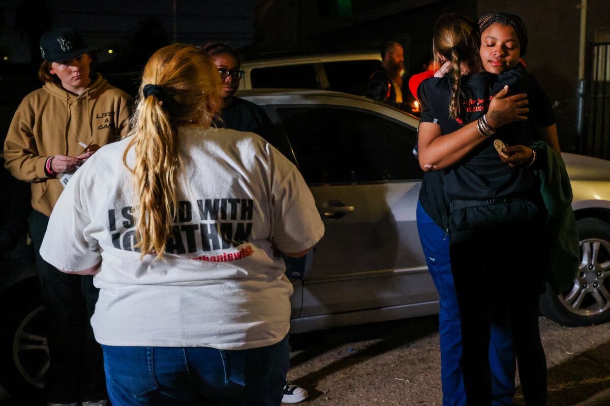 Mellisa Ready, a la derecha, abraza a Neysha Velásquez, durante una vigilia por el hijo de Rea ...