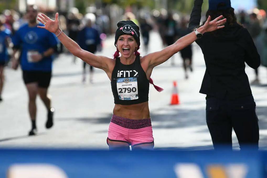 Ashley Paulson, ganadora en la categoría femenina del maratón, cruza la meta durante el Marat ...