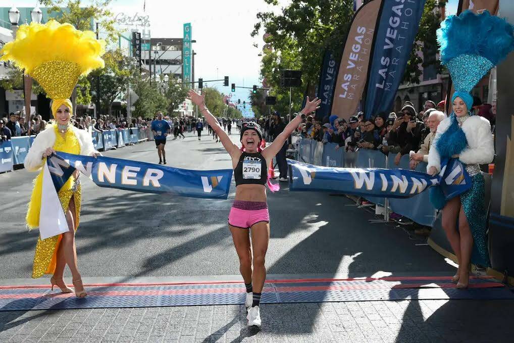 Ashley Paulson, ganadora en la categoría femenina del maratón, cruza la meta durante el Marat ...