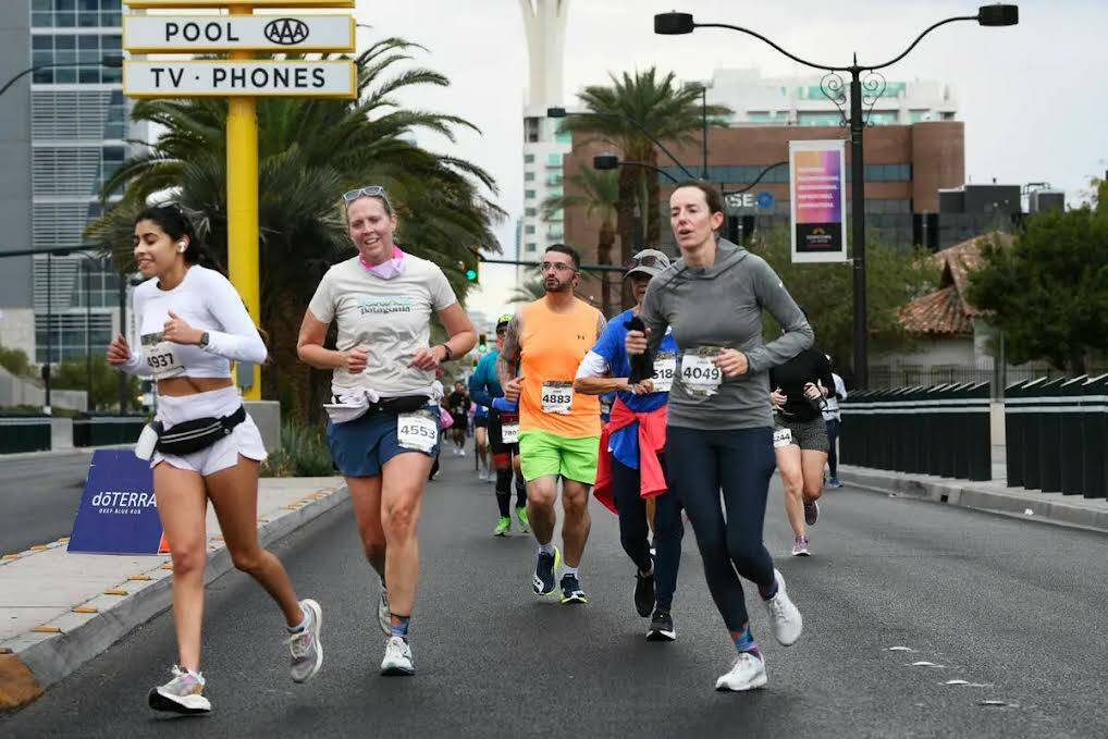 Los participantes entran a la última milla del Maratón de Las Vegas del domingo 3 de noviembr ...