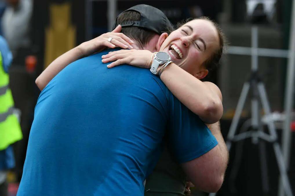 Victoria Berlandi abraza a Travis Hanlon tras terminar el Maratón de Las Vegas del domingo 3 d ...