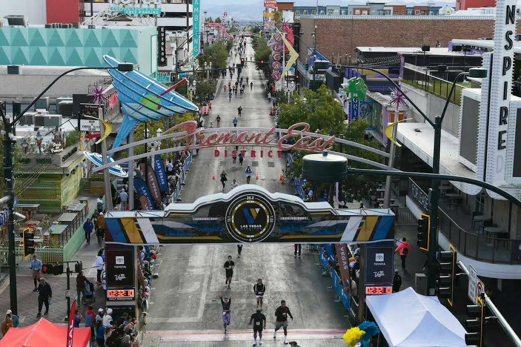 Los participantes se dirigen hacia la meta en Fremont Street durante el Maratón de Las Vegas d ...