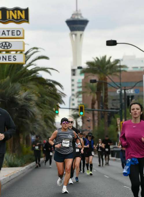 Corredores avanzan hacia el norte por Las Vegas Boulevard durante el Maratón de Las Vegas del ...